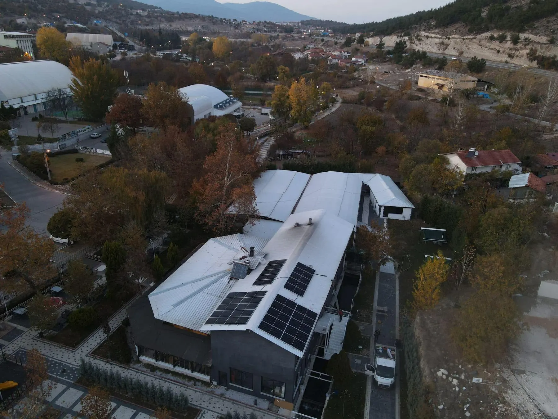 Çatı üzeri güneş enerjisi santrali kurulumu — havadan görünüm